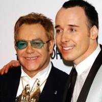 Elton John Tolak Rp 104 Miliar